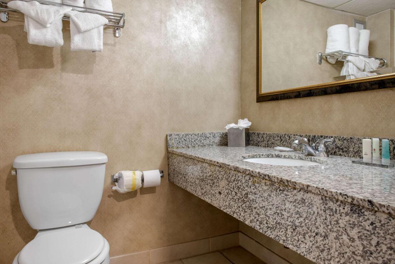 Clarion Hotel Индианаполис Екстериор снимка