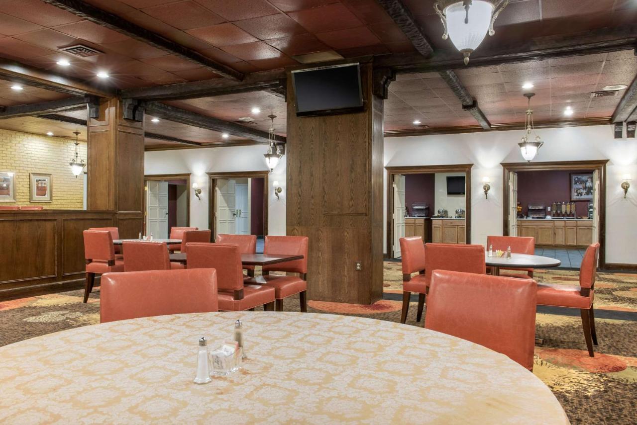 Clarion Hotel Индианаполис Екстериор снимка