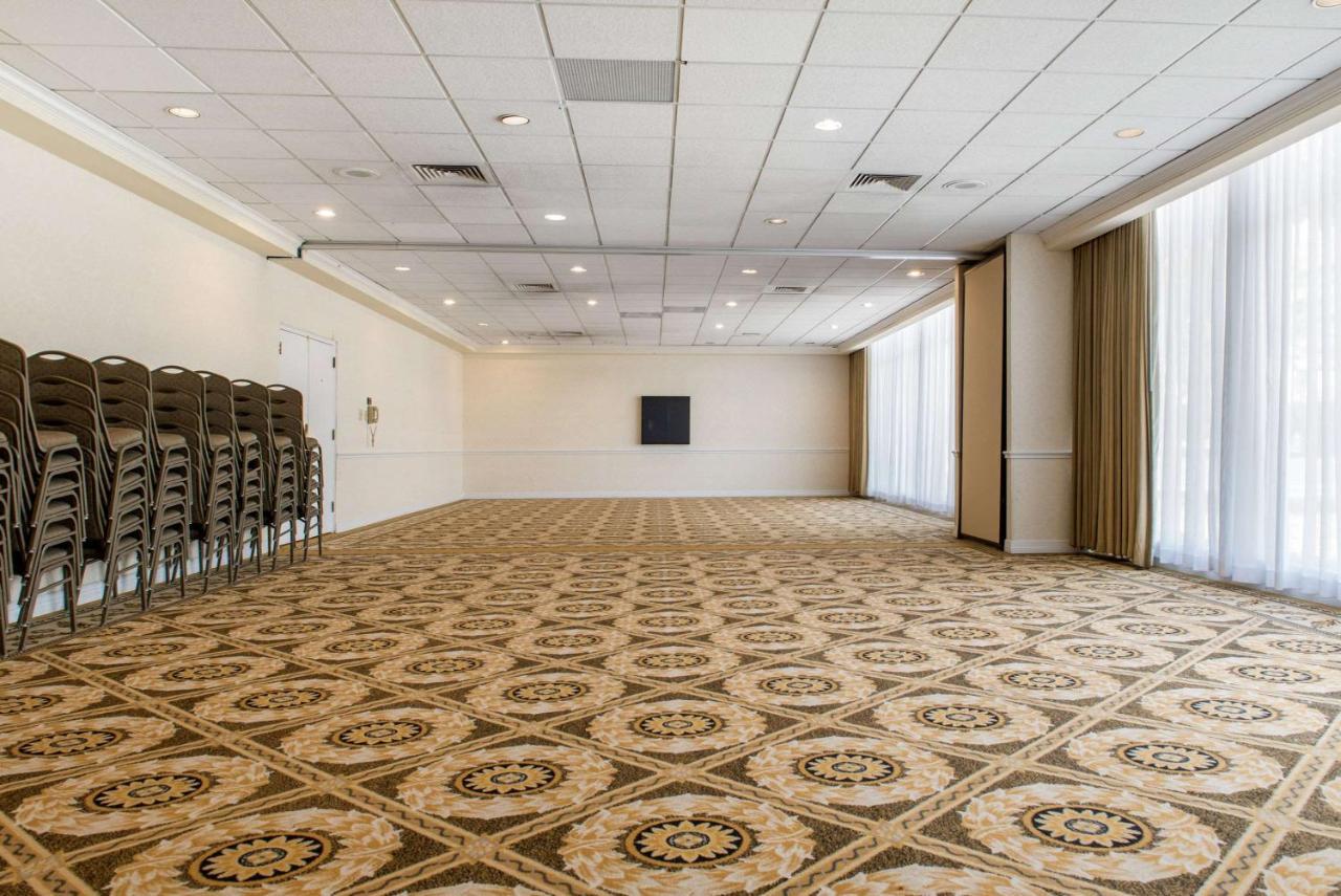 Clarion Hotel Индианаполис Екстериор снимка