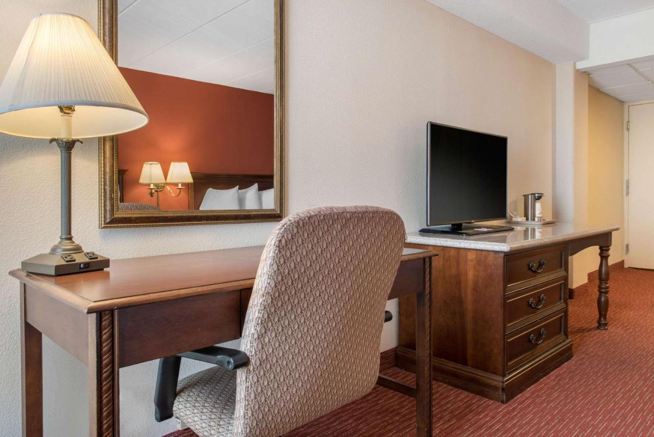 Clarion Hotel Индианаполис Екстериор снимка