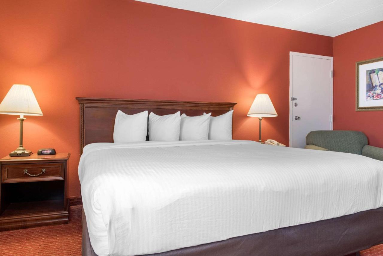 Clarion Hotel Индианаполис Екстериор снимка