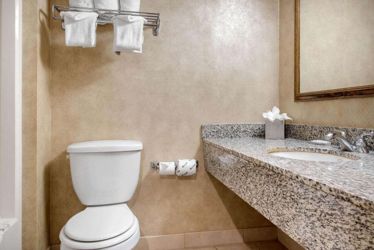 Clarion Hotel Индианаполис Екстериор снимка