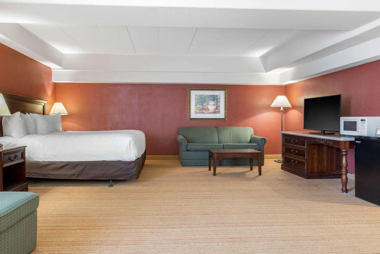 Clarion Hotel Индианаполис Екстериор снимка