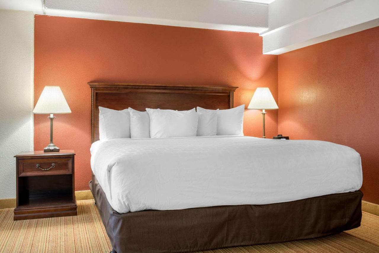 Clarion Hotel Индианаполис Екстериор снимка